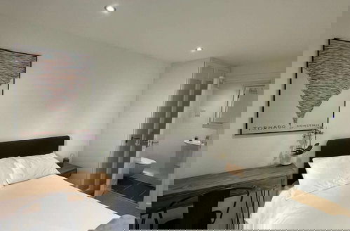 Foto 11 - Stunning 3BD Maisonette W/balcony - Old Street!