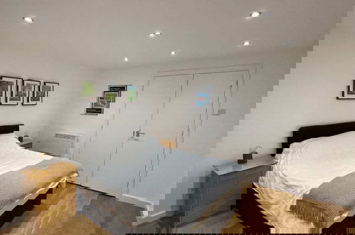 Foto 5 - Stunning 3BD Maisonette W/balcony - Old Street!