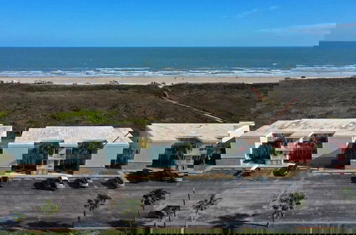 Foto 38 - Walk to Sandfest, Beach Boardwalk, Gulf Views, Pool Beach Please! by Avantstay