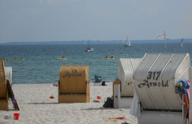 With Beach Chair & Sea... - Foto 13
