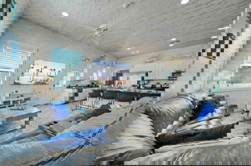 Foto 19 - 2 Blocks to the Beach, Pool, Patio w/ Bar Awave From it All by Avantstay