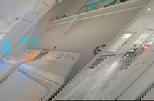 Foto 23 - New Build! Priv Pool, Firepit, Walk to the Beach Alright, Alright by Avantstay
