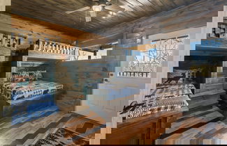 Foto 3 - Mountain Retreat w/ Hot Tub & Games! Sleeps 10!