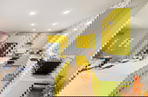 Photo 13 - Kaleidoscope by Avantstay Colorful Escape + Pool