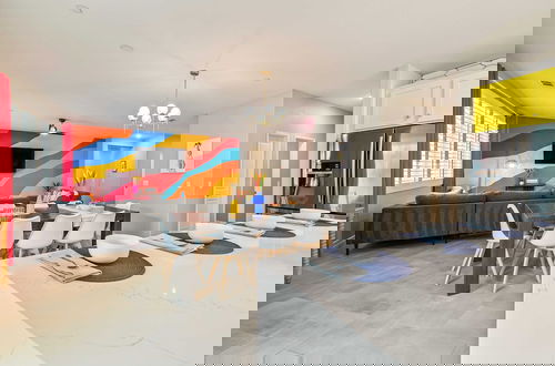 Photo 5 - Kaleidoscope by Avantstay Colorful Escape + Pool