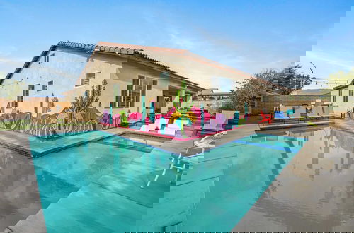 Photo 11 - Kaleidoscope by Avantstay Colorful Escape + Pool