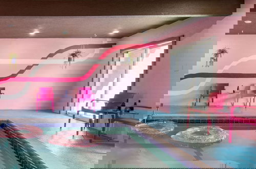 Foto 41 - Pink Pines Avantstay Luxury Aesthetic Dream Home, Indoor Pool, Hot Tub