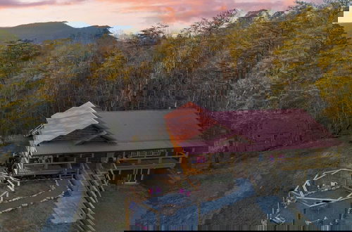 Foto 2 - Pink Pines Avantstay Luxury Aesthetic Dream Home, Indoor Pool, Hot Tub