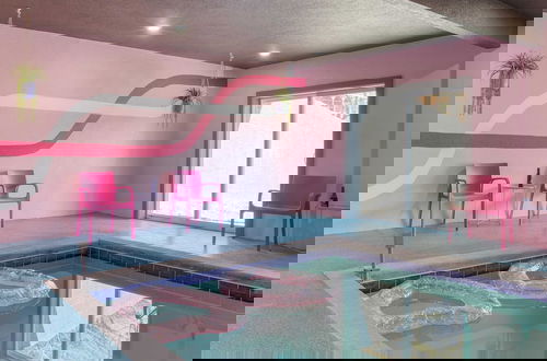 Foto 15 - Pink Pines Avantstay Luxury Aesthetic Dream Home, Indoor Pool, Hot Tub