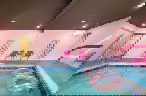 Foto 14 - Pink Pines Avantstay Luxury Aesthetic Dream Home, Indoor Pool, Hot Tub