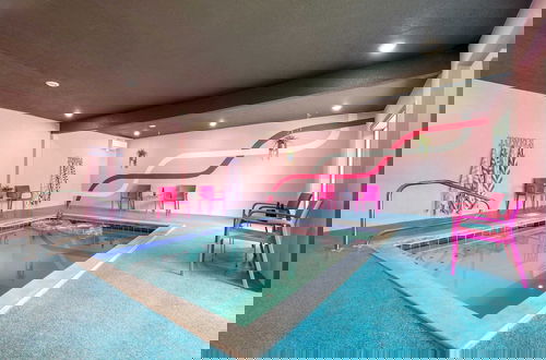Foto 16 - Pink Pines Avantstay Luxury Aesthetic Dream Home, Indoor Pool, Hot Tub