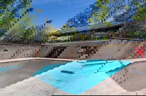 Foto 21 - The Wacky Woodpecker by Avantstay Game Room, Private Hot Tub, & Pool Access!