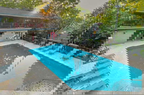 Foto 17 - The Wacky Woodpecker by Avantstay Game Room, Private Hot Tub, & Pool Access!