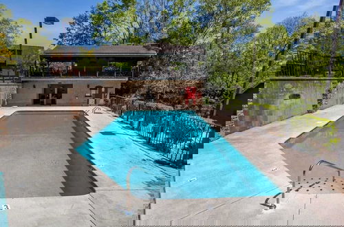 Foto 6 - The Wacky Woodpecker by Avantstay Game Room, Private Hot Tub, & Pool Access!
