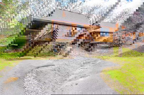 Foto 12 - The Wacky Woodpecker by Avantstay Game Room, Private Hot Tub, & Pool Access!