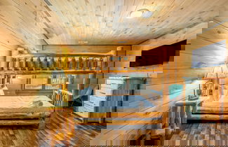 Foto 2 - The Wacky Woodpecker by Avantstay Game Room, Private Hot Tub, & Pool Access!