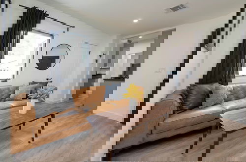 Foto 2 - Fun 5BR House Near DTLA