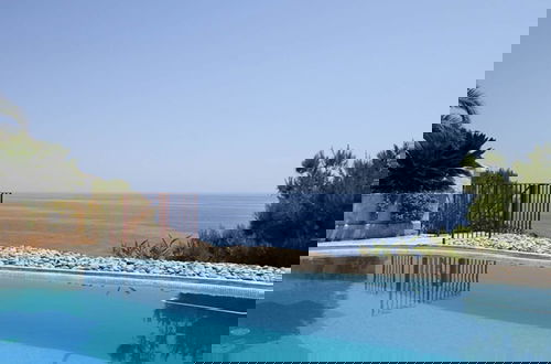 Foto 21 - Fantastic Villa With Private Swimming Pool, Garage, Bbq, Patio, Wifi and the sea