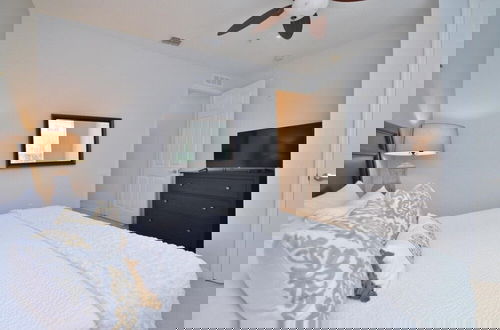 Foto 4 - Beautiful Modern Condo, Near Parks-2012