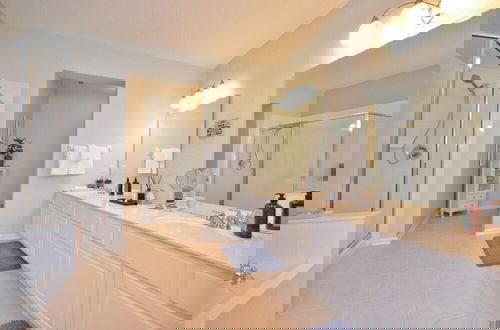 Foto 11 - Beautiful Modern Condo, Near Parks-2012