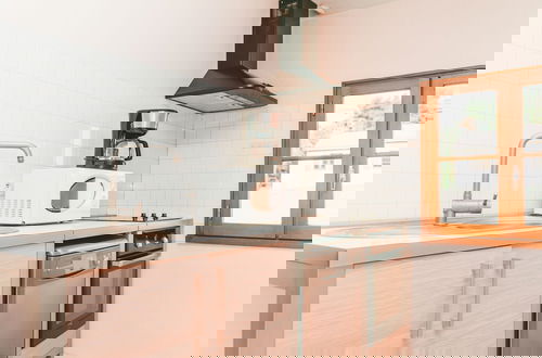 Foto 5 - Modern Holiday Home With Dishwasher