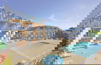 Foto 1 - Apartment With Pool and sea View in Brittany