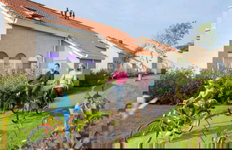 Foto 1 - Restyled Bungalow With 2 Bathrooms, Near the Beach