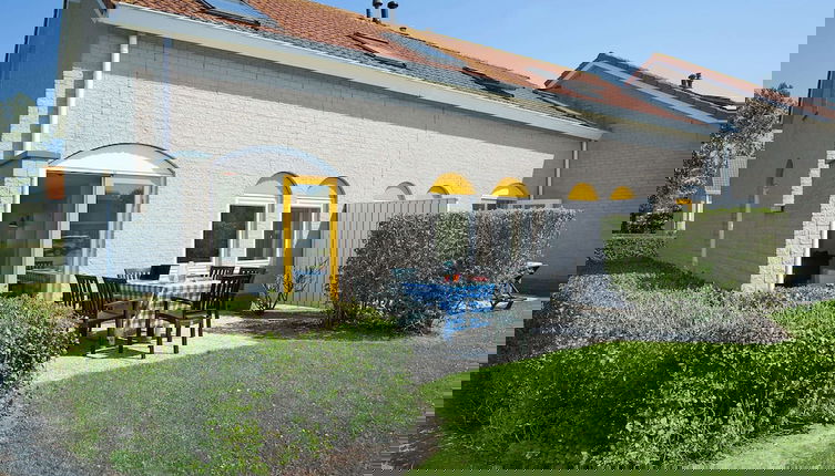 Foto 1 - Restyled Bungalow With 2 Bathrooms, Near the Beach