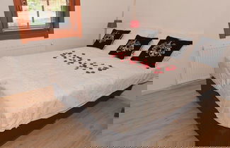 Foto 2 - Wooden Chalet With Terrace and Microwave
