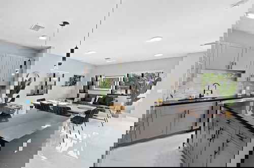Photo 14 - Modern 4-BR House with Free Parking