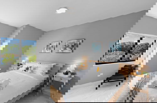 Photo 7 - Modern 4-BR House with Free Parking
