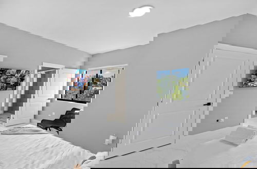 Photo 4 - Modern 4-BR House with Free Parking
