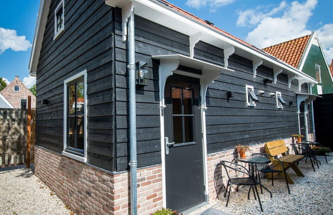 Welcoming Chalet in the Heart of Monnickendam With Terrace - Photo 1