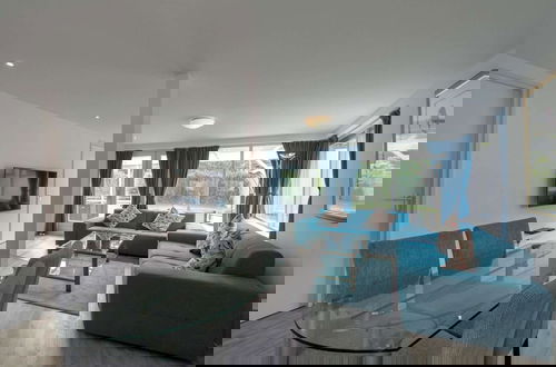 Foto 14 - Charming Holiday Home Near Beach