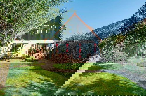 Foto 1 - Luxury Villa on the Water With Garden