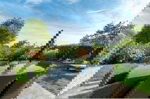 Foto 14 - Elegant Villa With Garden