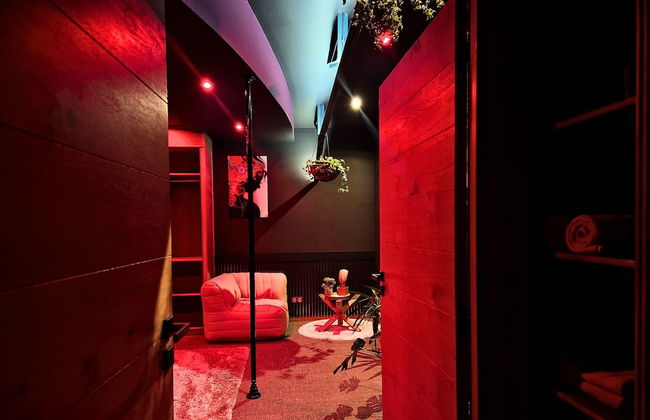 AKA LOVE ROOM - Photo 2