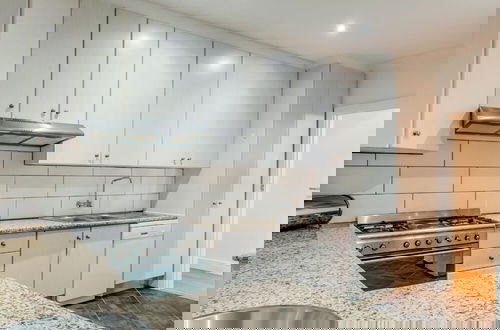 Foto 7 - Camps Bay Family Home With Sea Views Coral House