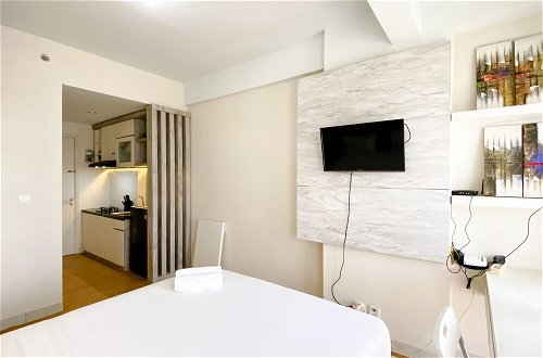 Photo 9 - Modern Look And Comfy Studio Patraland Urbano Apartment