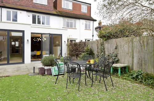 Photo 2 - Wonderful Family Home With Garden Near Twickenham by Underthedoormat