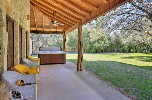 Foto 9 - Riverfront Blanco Home w/ Shaded Porch + Hot Tub