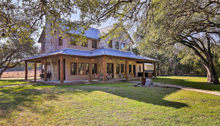 Foto 1 - Riverfront Blanco Home w/ Shaded Porch + Hot Tub