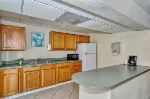 Photo 12 - Lovely 3 Bedroom Condo On Golf Course