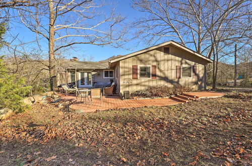 Foto 7 - Holiday Island Home: Hot Tub & Wood Stove