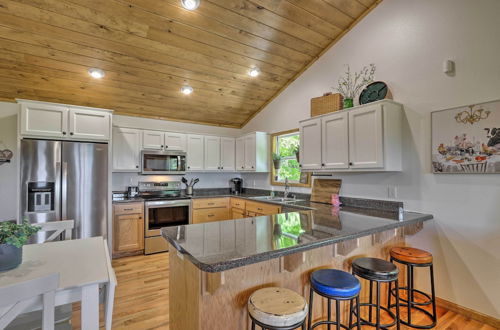 Photo 16 - Sky Blue Overlook - Hot Tub & Screened Porch