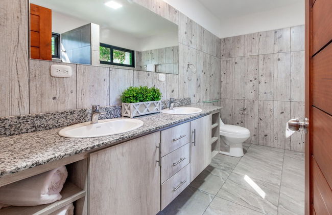 Ultramodern Townhome with an Inviting Coastal Design and Lush Outdoor Oasis with a Private Pool - Foto 20