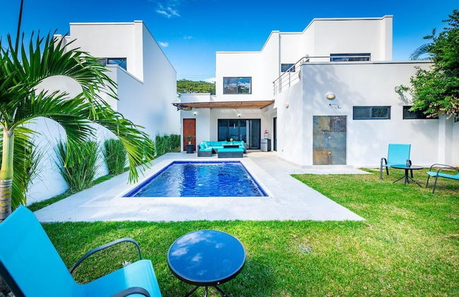 Ultramodern Townhome with an Inviting Coastal Design and Lush Outdoor Oasis with a Private Pool - Foto 29