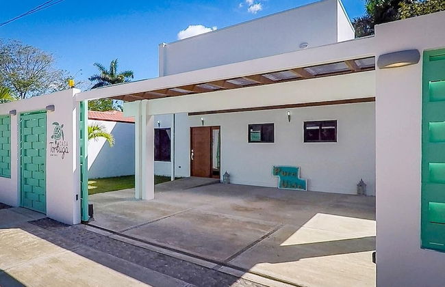 Ultramodern Townhome with an Inviting Coastal Design and Lush Outdoor Oasis with a Private Pool - Foto 38