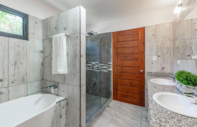 Ultramodern Townhome with an Inviting Coastal Design and Lush Outdoor Oasis with a Private Pool - Foto 22
