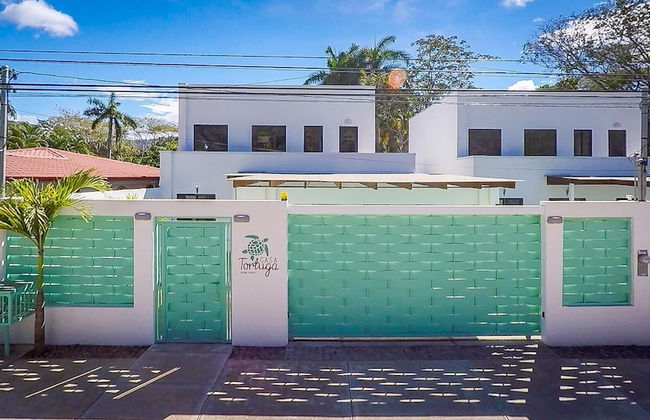 Ultramodern Townhome with an Inviting Coastal Design and Lush Outdoor Oasis with a Private Pool - Foto 37
